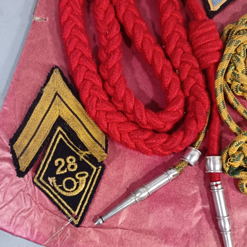 ENSEMBLE D'UN ANCIEN SERGENT DES CHASSEURS ALPINS FOURRAGERES CALOT INSIGNE EPAULETTES BANDES DE BRAS